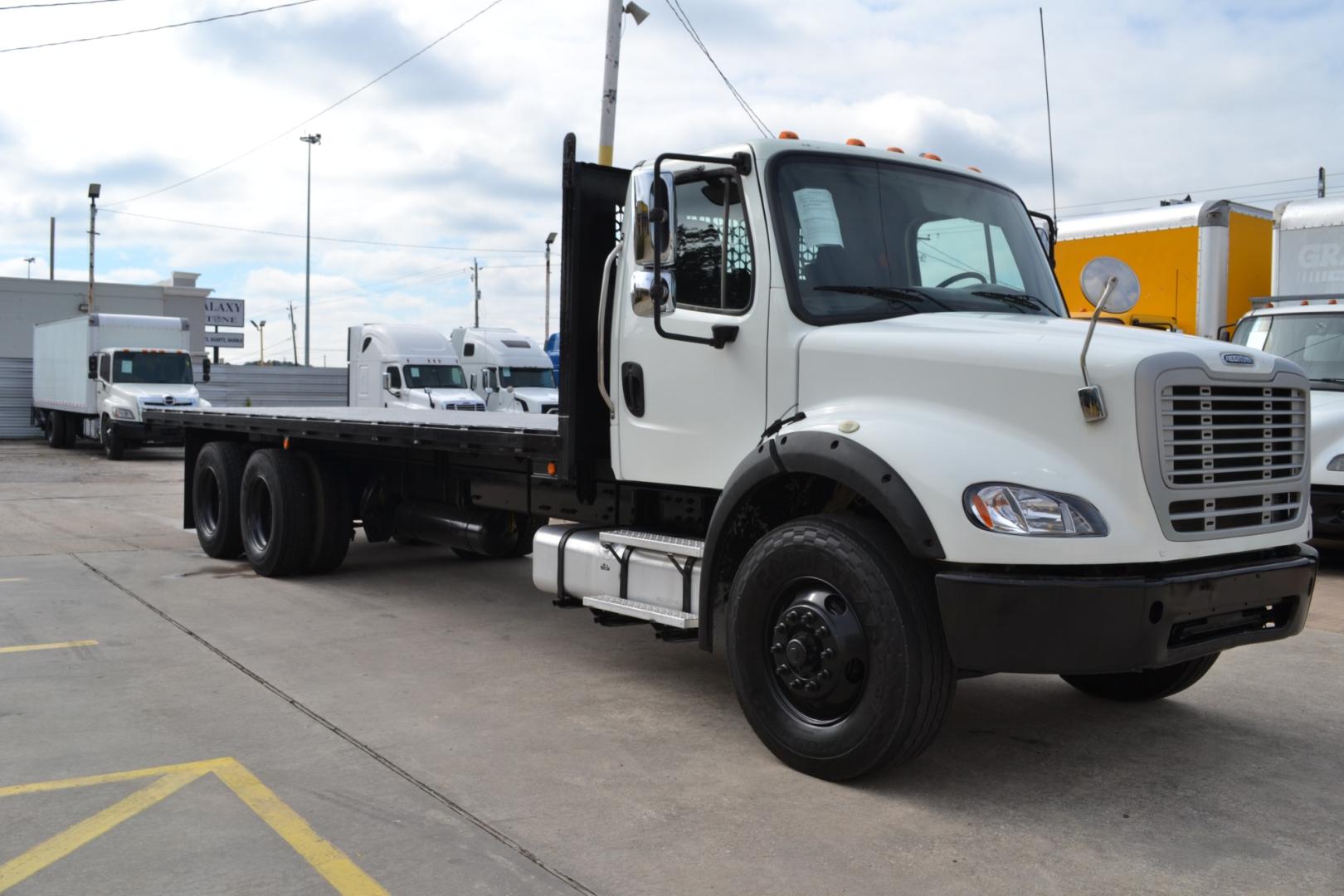 2018 WHITE /BLACK FREIGHTLINER M2-112 with an CUMMINS L9 8.9L 370HP engine, EATON FULLER 10SPD MANUAL transmission, located at 9172 North Fwy, Houston, TX, 77037, (713) 910-6868, 29.887470, -95.411903 - TANDEM AXLE, 56,000LB GVWR , 26FT FLATBED , 96" WIDE, AIR RIDE, RATIO: 3.55 , WB: 270" , DUAL 60 GALLON FUEL TANKS, POWER WINDOWS, LOCKS, & MIRRORS, DIFFERENTIAL LOCK - Photo#2